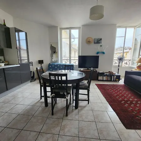 à Deux Pas Du Centre Et De La Promenade Des Appartement *
